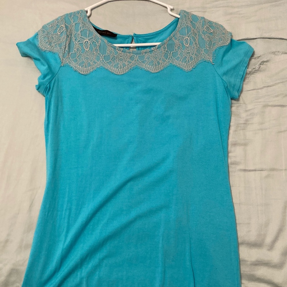 The limited short  sleeve top with lace embroidery